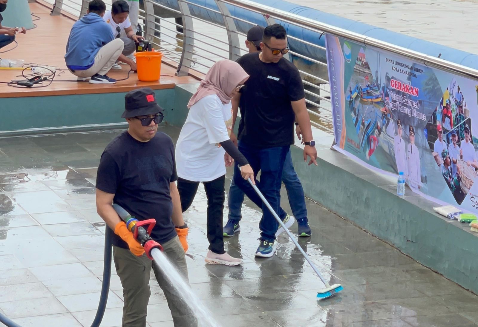 Foto: Wali kota samarinda gelar aksi bersih-bersih di teras samarinda