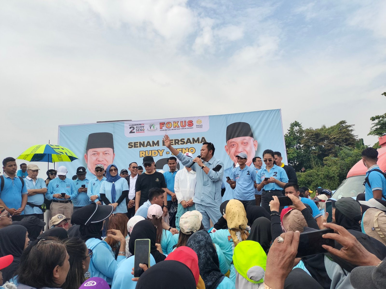 Foto: Calon Gubernur Kaltim Rudy Mas’ud bersama relawan FOKUS gelar senam sehat.