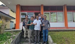 Foto Bersama Perwakilan JMSI Balikpapan dan Rekan Media Samarinda di depan kantor JMSI Balikpapan, Selasa (11/02/2025)