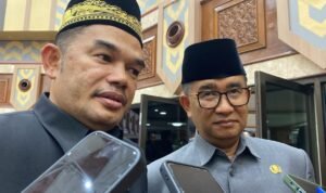 Ketua DPRD Kaltim, Hasanuddin Mas'ud (kiri) bersama Pj Gubernur Kaltim Akmal Malik usai Rapat Paripurna ke-3, Jum'at (7/2/2025).