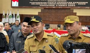 Gubernur Kalimantan Timur, Rudy Mas’ud (tengah) Usai Rapat Paripurna perdana di Gedung Utama DPRD Kaltim, Senin (3/3/2025).