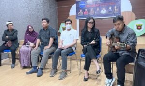 Sesi memainkan lagu Menjadi Manusia oleh salah satu narasumber dalam forum diskusi.(Istimewa)