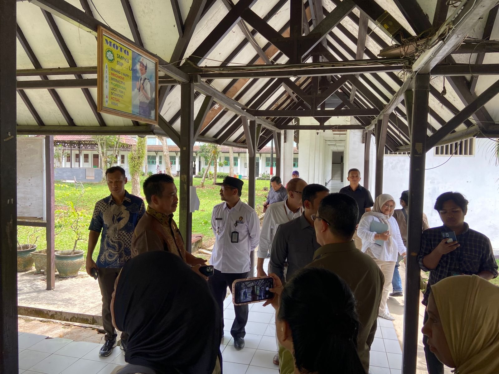 Komisi IV DPRD Kalimantan Timur melakukan kunjungan lapangan ke gedung lama SMAN 10 Samarinda di Jalan H.A.M Rifaddin, Senin (14/7/2025).