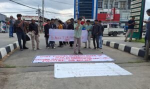 Aksi GMPPKT terhadap dugaan penyalahgunaan dana hibah program Desain Besar Olahraga Nasional (DBON) tahun 2024 Pada 31/7/2025 di Kantor Kejati Kaltim.