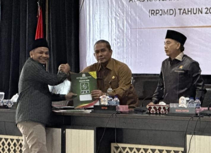 Penyampaian pendapat akhir Fraksi PKB DPRD Balikpapan.