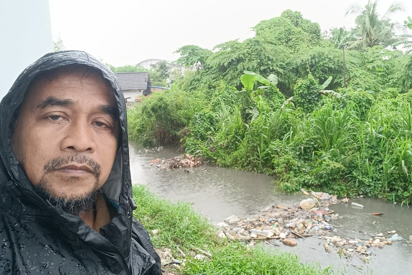 Lurah Sempaja Selatan meninjau aliran sungai di Jalan Perjuangan yang mulai dipenuhi sampah plastik saat hujan dan pasang air, diduga berasal dari kawasan GOR Kadrie Oening