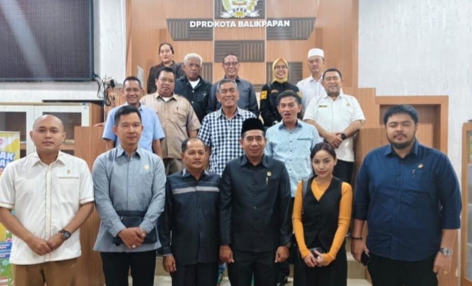 Foto bersama rombongan DPRD Samarinda dan Balikpapan usai berdialog.