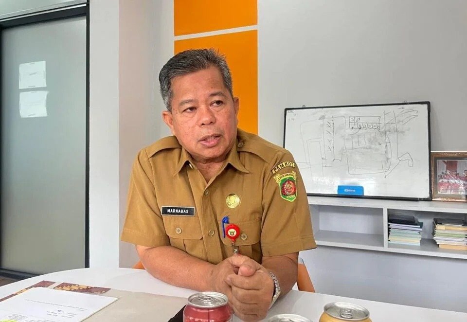 Asisten II Setda Kota Samarinda, Marnabas Patiroy.