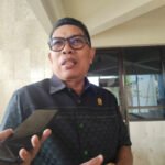 Anggota DPRD Kaltim, Agus Aras, saat diwawancarai media.