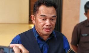 Ketua DPRD Kaltim, Hasanuddin Mas’ud, saat diwawancarai oleh awak media.