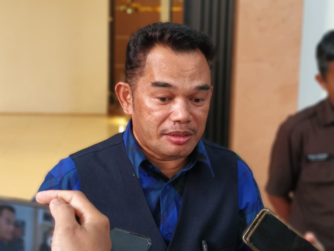 Ketua DPRD Kaltim, Hasanuddin Mas’ud, saat diwawancarai oleh awak media.
