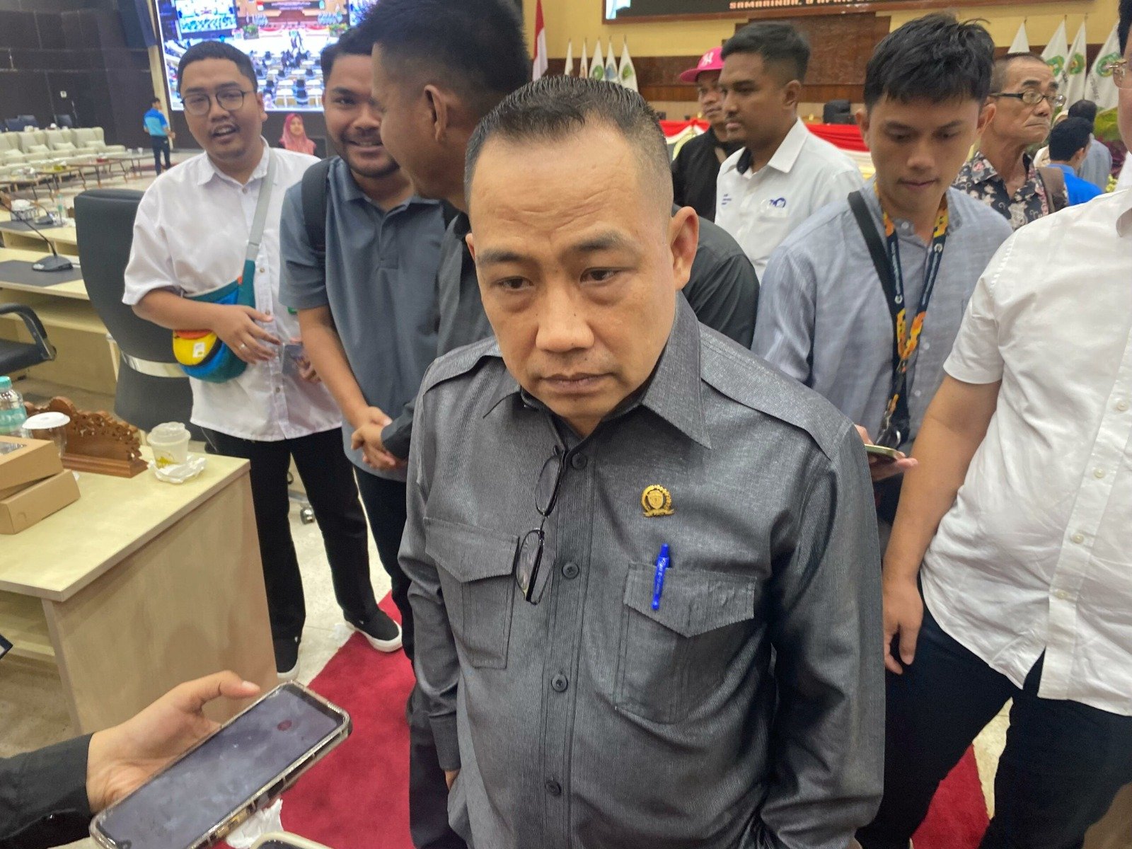 Anggota DPRD Kaltim, Sarkowi V Zahry, saat diwawancarai awak media.