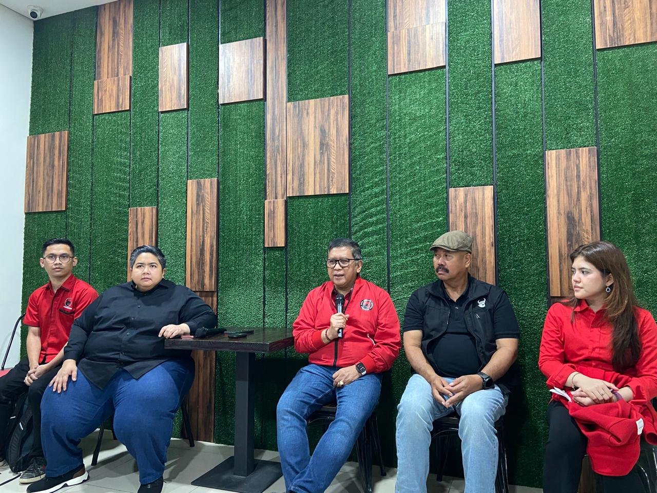 Sekjen DPP PDIP, Hasto Kristyanto, didampingi pengurus Kaltim.