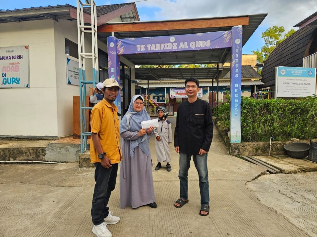 Kaltimnow.id menyalurkan bantuan Corporate Social Responsibility (CSR) kepada Majelis KIAI (Kajian Intensif Ahad Pagi) di kawasan Polder Air Hitam, Kecamatan Samarinda Ulu, Kamis (5/2/2026).