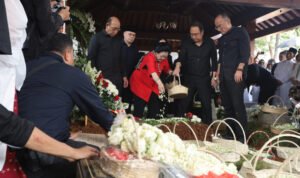 Megawati Soekarnoputri menaburkan bunga di pusara Guruh Soekarnoputra di TPU Karet Bivak
