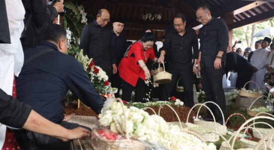 Megawati Soekarnoputri menaburkan bunga di pusara Guruh Soekarnoputra di TPU Karet Bivak