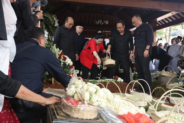 Megawati Soekarnoputri menaburkan bunga di pusara Guruh Soekarnoputra di TPU Karet Bivak