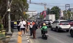 pembagian masker Samarinda di Simpang Lembuswana