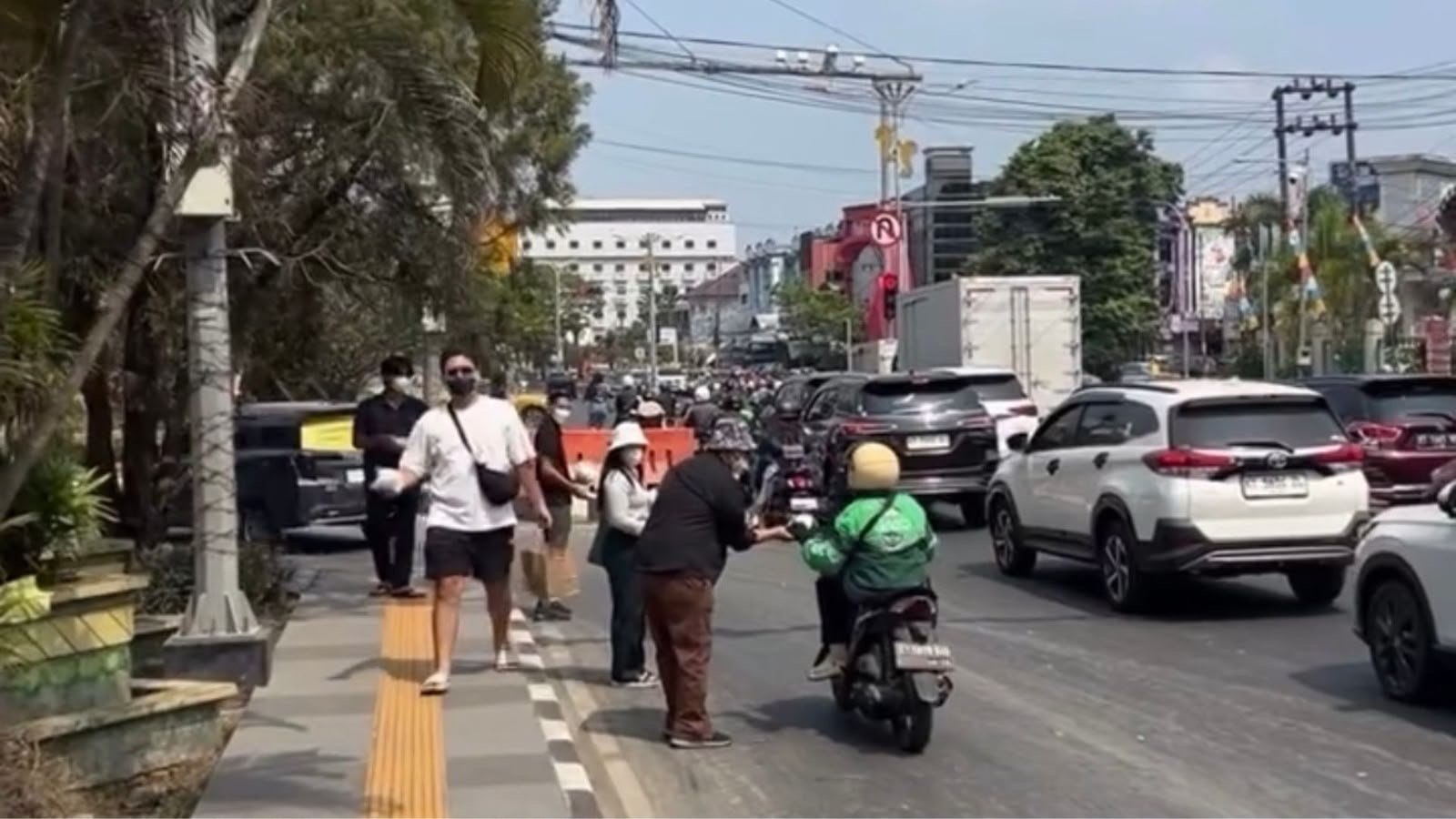 pembagian masker Samarinda di Simpang Lembuswana