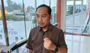 Anggota Komisi III DPRD Samarinda dari Fraksi Partai Keadilan Sejahtera (PKS) Abdul Rohim Saat di wawancarai Genangan air