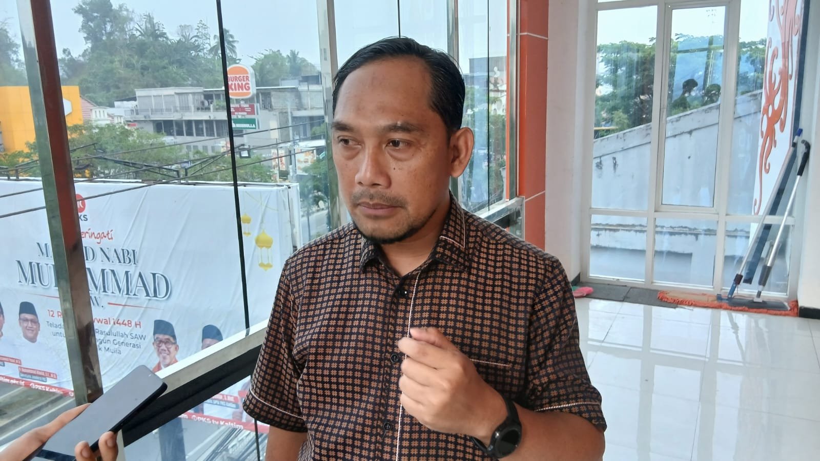 Anggota Komisi III DPRD Samarinda dari Fraksi Partai Keadilan Sejahtera (PKS) Abdul Rohim Saat di wawancarai Genangan air