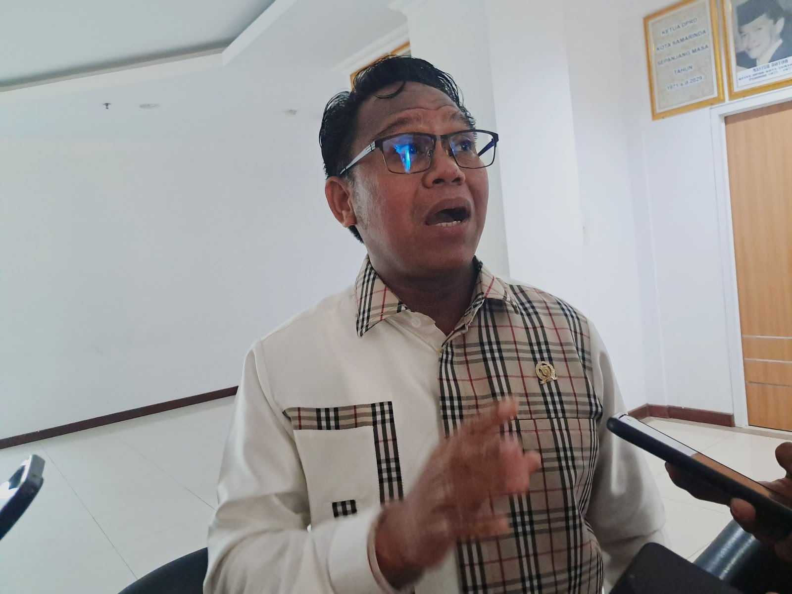 Anggota DPRD Samarinda, Samri Shaputra Saat diwawancarai terkait Ranperda Pemakaman