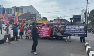 FORKOP menggelar aksi unjuk rasa di Kantor Kejati Kaltim, Kamis(29/10/2026) siang.