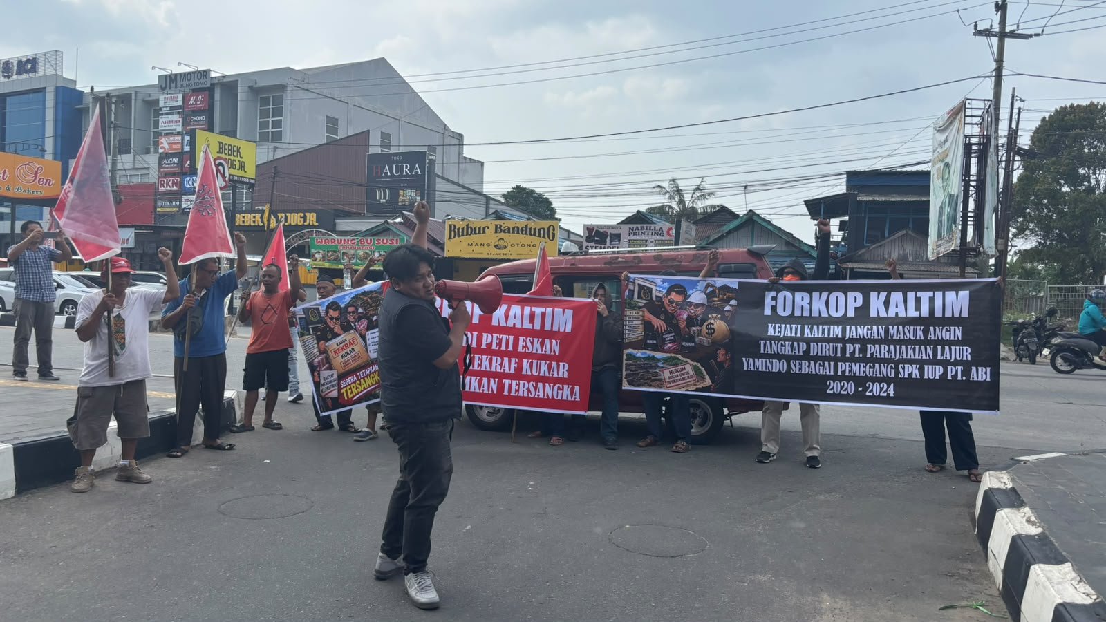 FORKOP menggelar aksi unjuk rasa di Kantor Kejati Kaltim, Kamis(29/10/2026) siang.