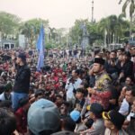 dfc97c53-40d4-20ea-d3a7-7ee2a4500a82 Rudy Masud temui masa Aksi Panas Mahasiswa di Kantor Gubernur Kaltim Berujung Pemecatan Ajudan