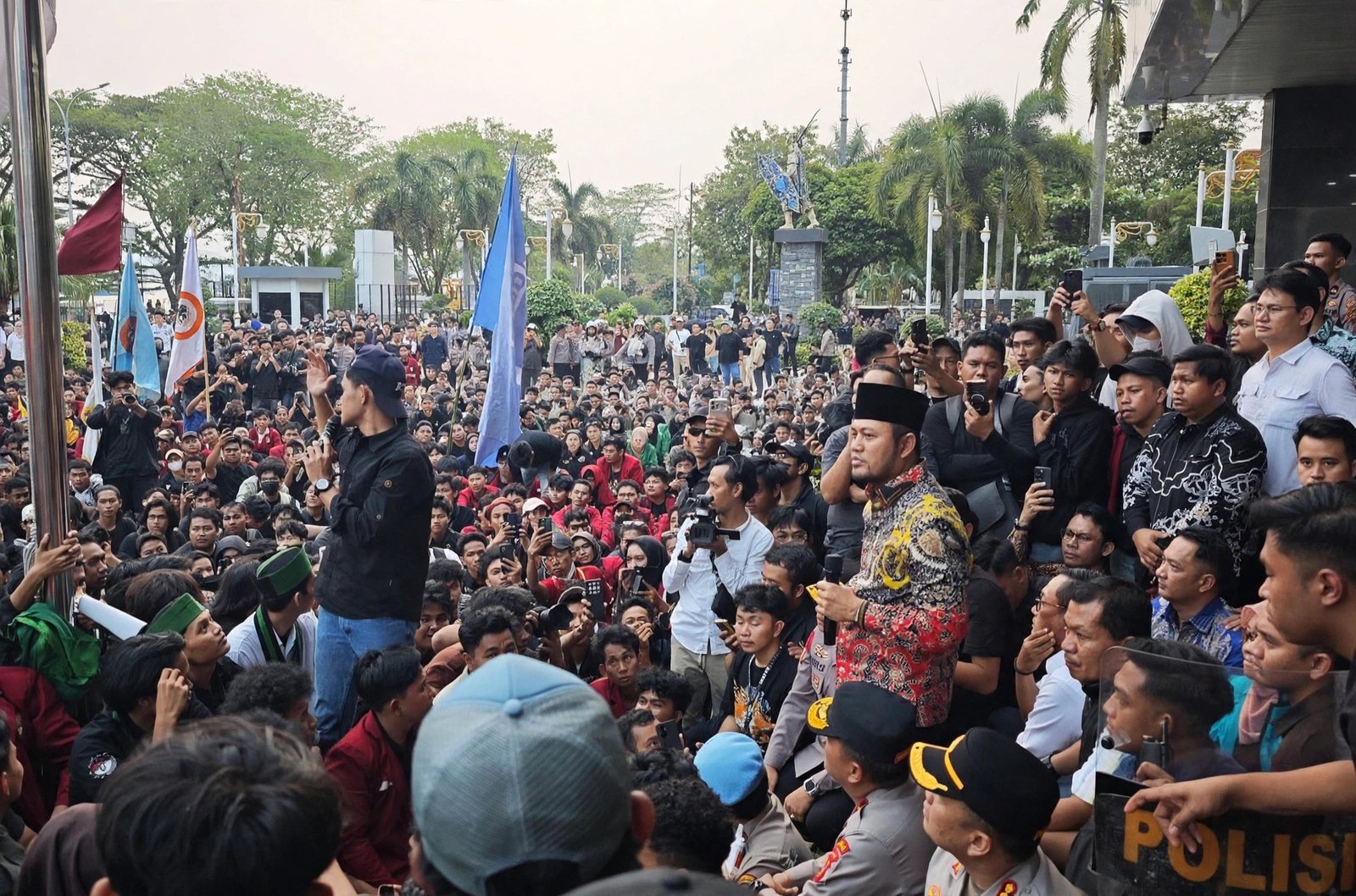 Rudy Masud temui masa Aksi Panas Mahasiswa di Kantor Gubernur Kaltim Berujung Pemecatan Ajudan